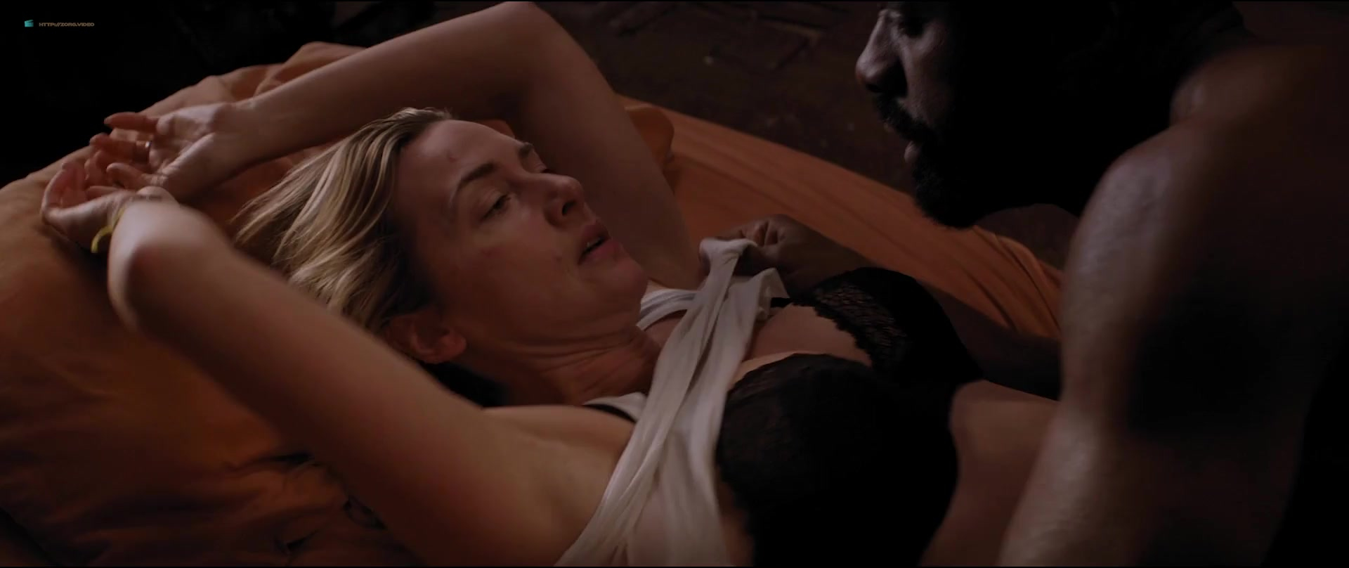Kate Winslet sexy - The Mountain Between Us (2017)