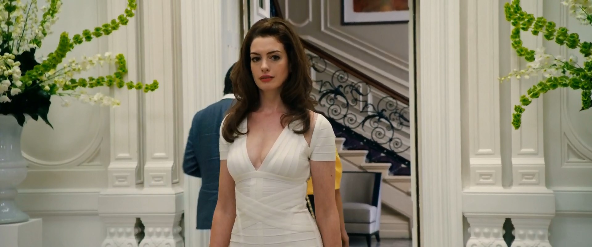 Anne Hathaway sexy - The Hustle (2019)