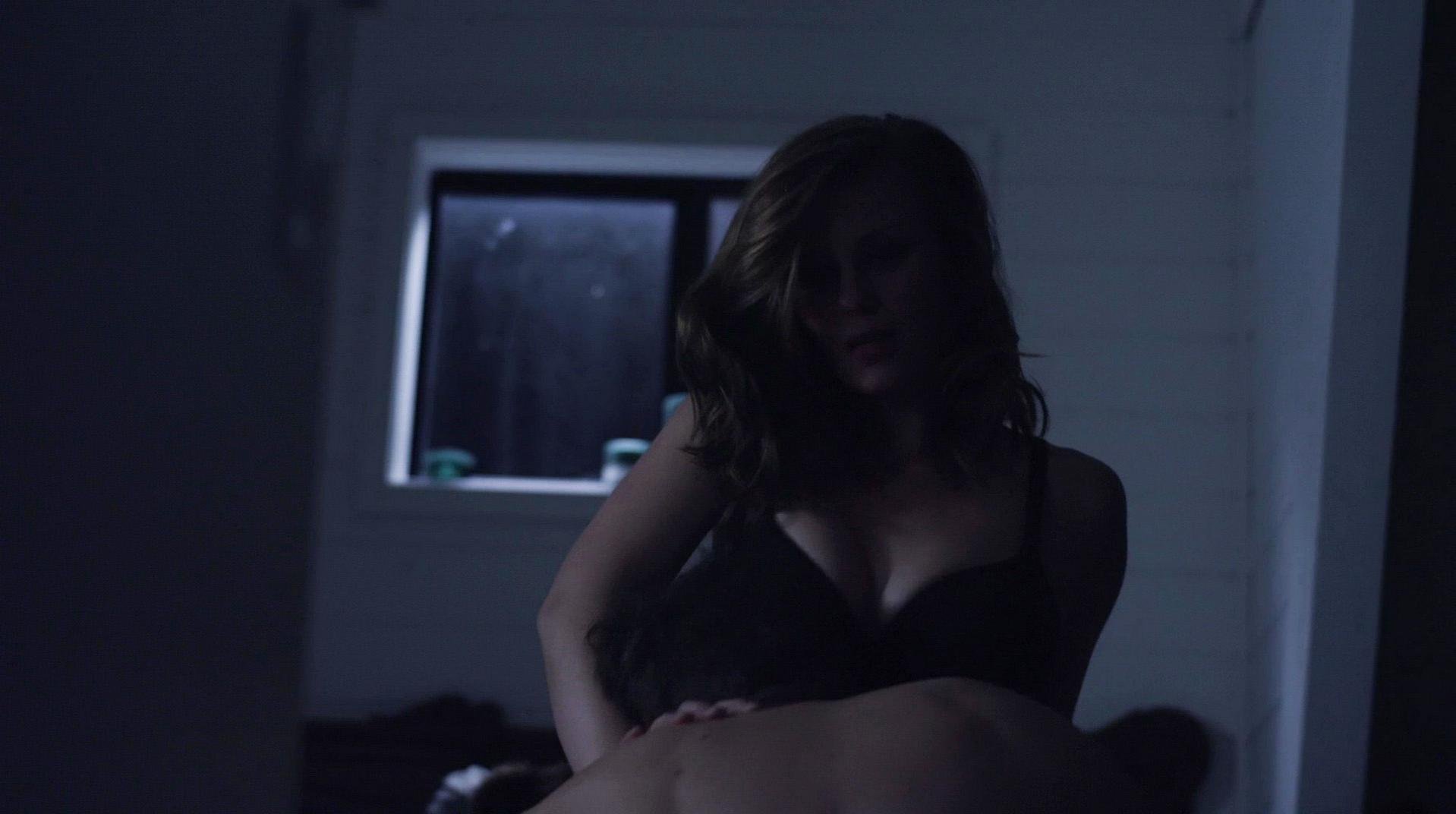 Cassidy Freeman sexy, Lucy Griffiths sexy - Don't Look Back (2014)