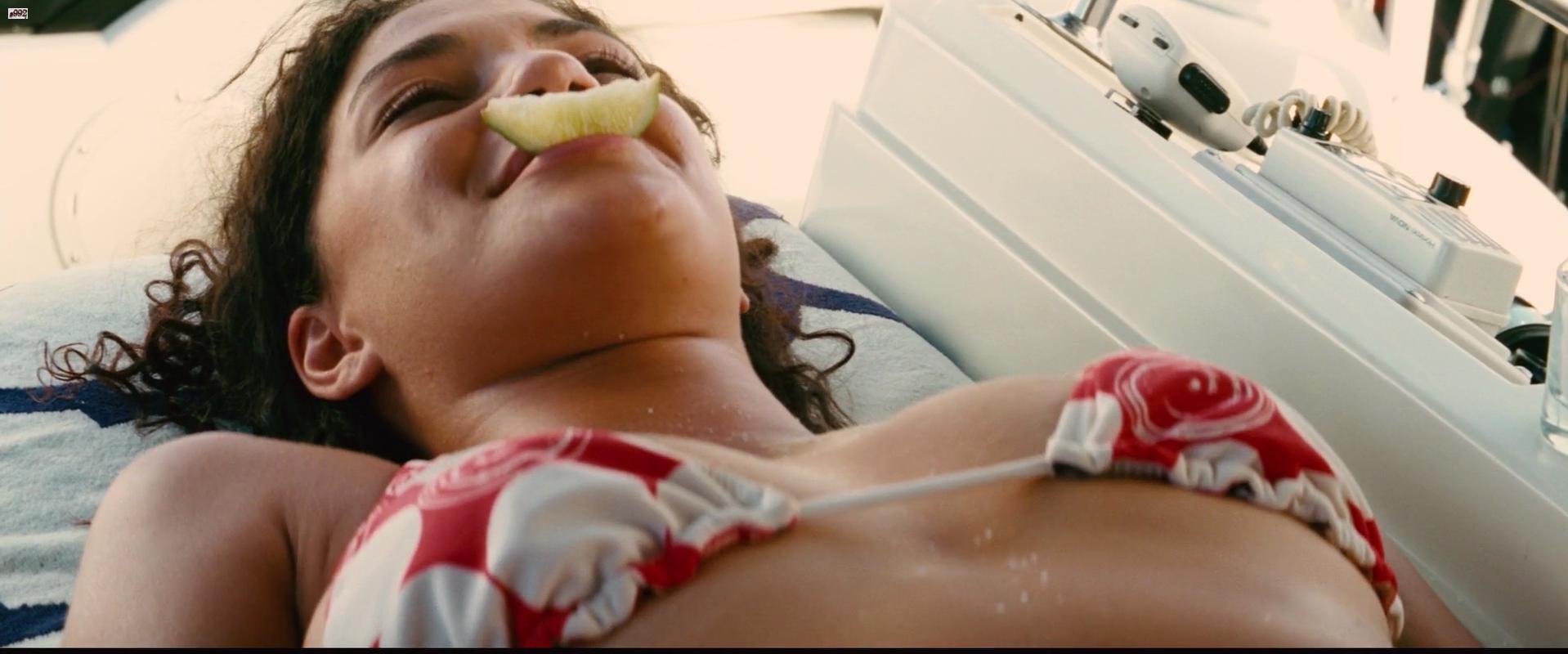 Jessica Szohr sexy - Piranha 3D (2010)