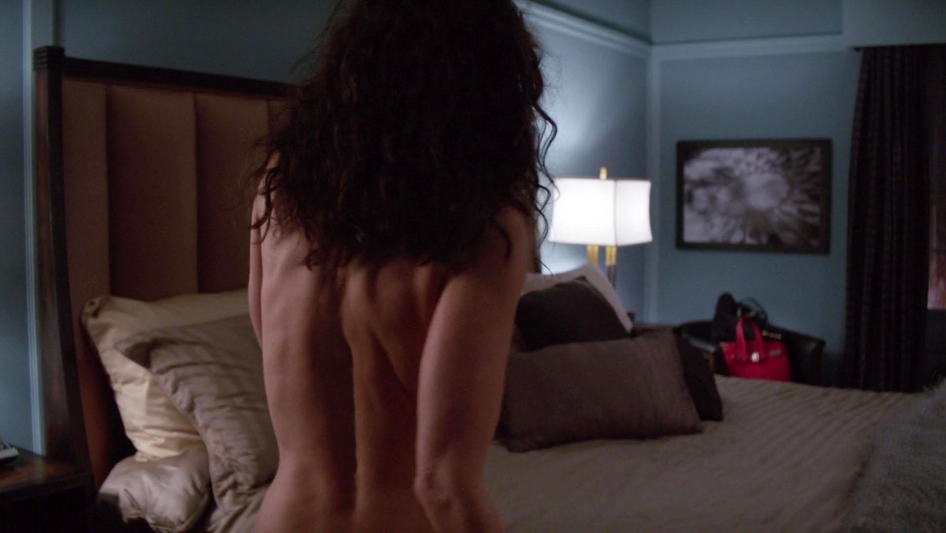 Lisa Edelstein sexy - Girlfriends Guide to Divorce s02e06 (2015)