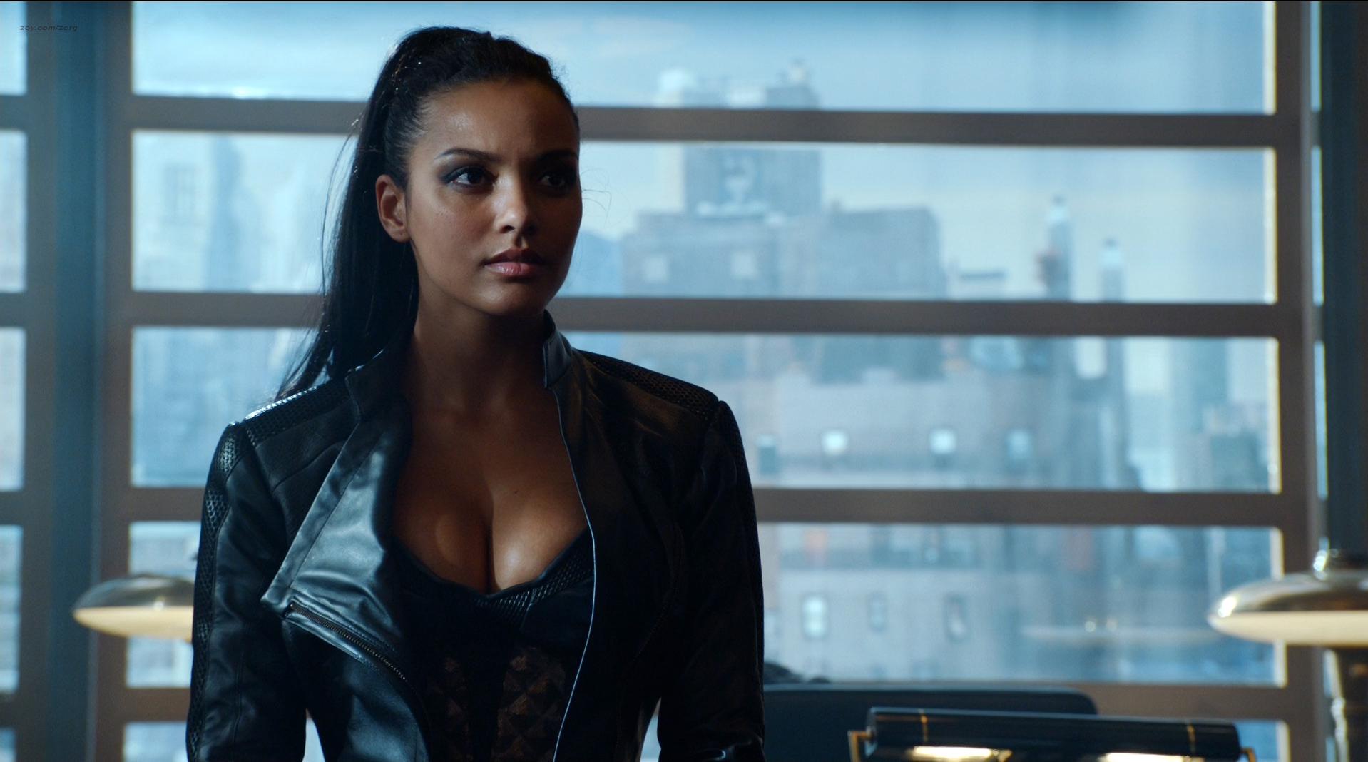 Morena Baccarin sexy, Jessica Lucas sexy - Gotham s02e01 (2015)
