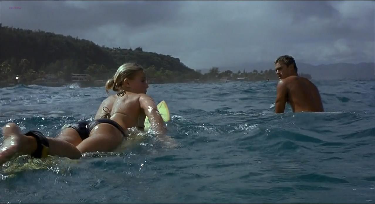 Kate Bosworth sexy, Michelle Rodriguez sexy - Blue Crush (2002)