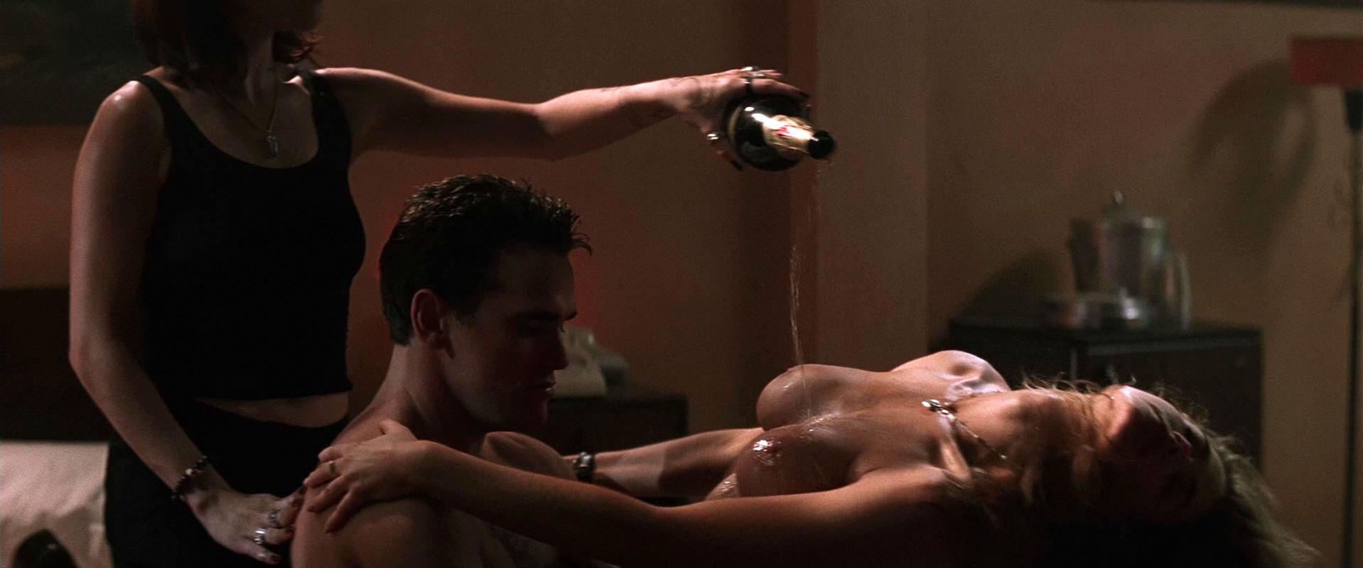 Denise Richards nude, Neve Campbell sexy - Wild Things (1998)