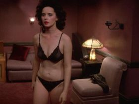 Isabella Rossellini nude - Blue Velvet (1986)