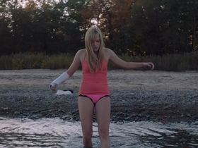 Maika Monroe sexy - It Follows (2014)