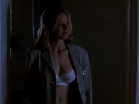 Elisabeth Shue sexy - The Saint (1997)