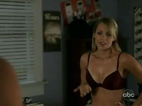 Laura Vandervoort sexy - V s01e03 (2009)