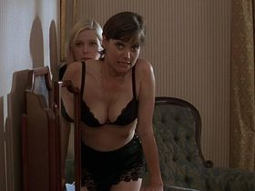 Carey Lowell sexy, Jamie Lee Curtis sexy - Fierce Creatures (1997)