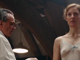 Vicky Krieps sexy - Phantom Thread (2017)