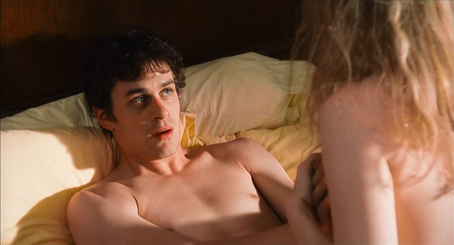 Julie Delpy nude - An American Werewolf in Paris (1997)