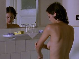 Marion Cotillard nude - Une femme piegee (2001)