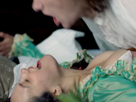 Jessica Brown Findlay sexy – Harlots s01e01 (2017)