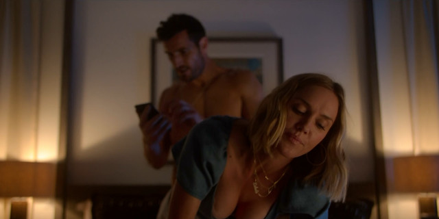 Erinn Hayes sexy - Huge in France s01e03-04-07 (2019)