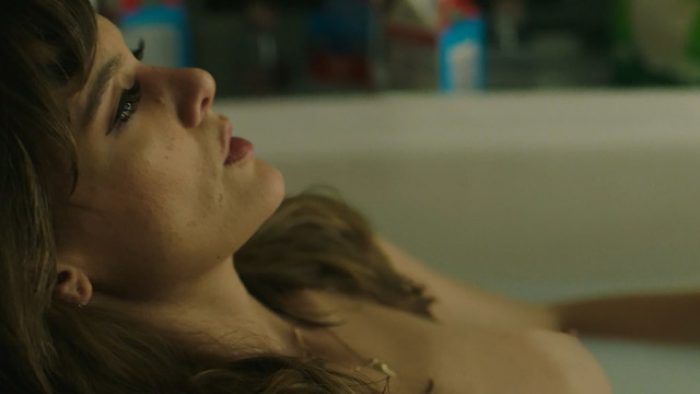 Frankie Shaw nude - SMILF s02e02 (2019)