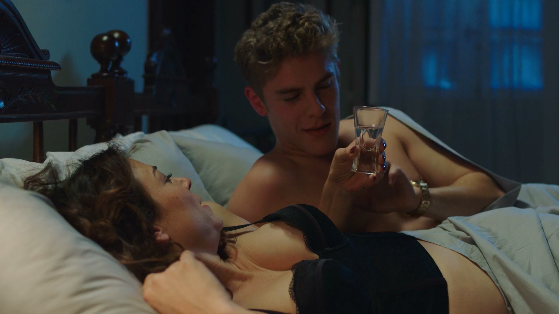 Leonor Watling sexy - Vivir sin permiso s01e10-12 (2018)