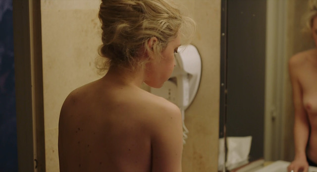 Evelyne Brochu nude - Le passe devant nous (2016)