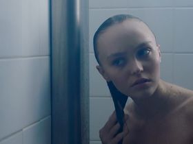 Lily-Rose Depp sexy - Les fauves (2018)