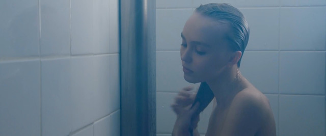 Lily-Rose Depp sexy - Les fauves (2018)