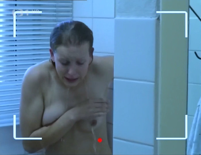 Anna Kulovana nude - Dobra ctvrt s01 (2005)