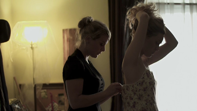 Evelyne Brochu nude - L'appartement (2012)