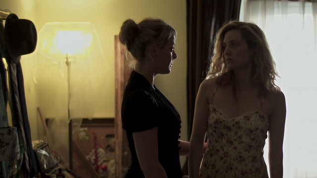 Evelyne Brochu nude - L'appartement (2012)