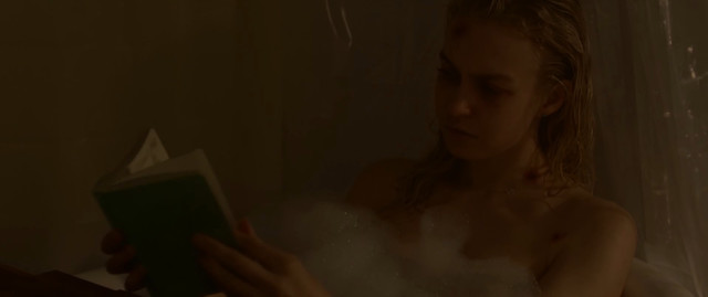 Penelope Mitchell sexy - Gnaw (2017)