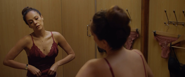 Cristina Umana sexy - Distrito Salvaje s01e04 (2018)