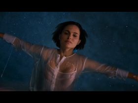 Natalie Portman sexy - Lucy in the Sky (2019)