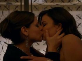 Sarah Michelle Gellar sexy, Nathalie Kelley sexy - Cruel Intentions (pilot) (2016)