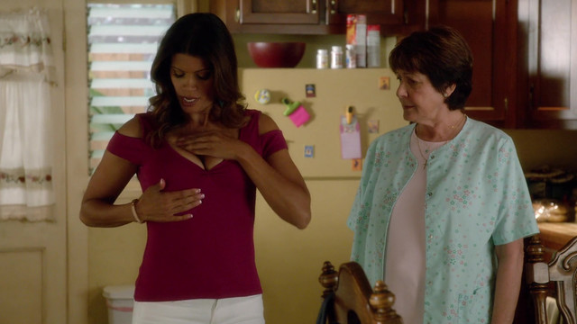 Andrea Navedo sexy - Jane the Virgin s01e04 (2014)