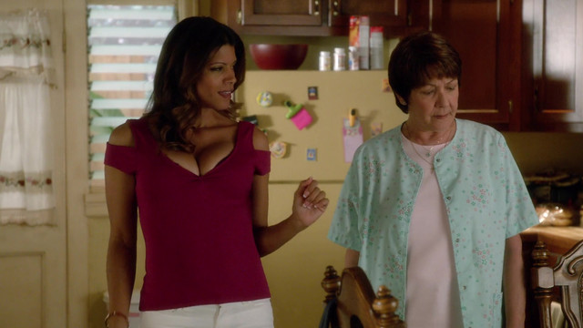 Andrea Navedo sexy - Jane the Virgin s01e04 (2014)