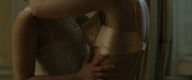 Anna Paquin nude, Holliday Grainger sexy - Tell It to the Bees (2018)