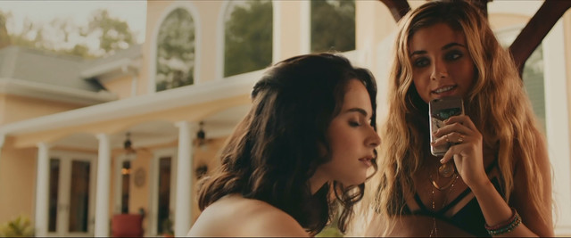 Vanessa Marano sexy, Giorgia Whigham sexy - Saving Zoe (2019) 1080p