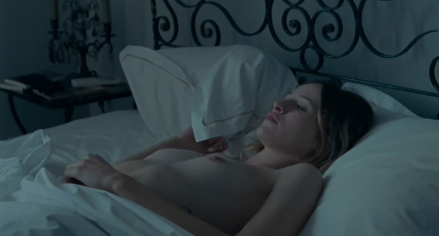 Christa Theret nude, Juliette Binoche nude - Doubles vies (2018)