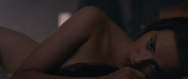 Freya Mavor nude, Olga Kurylenko sexy - L'Empereur de Paris (2018)