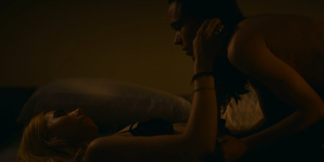 Ellen Page nude, Zosia Mamet sexy - Tales of the City s01e02, e05 (2019)