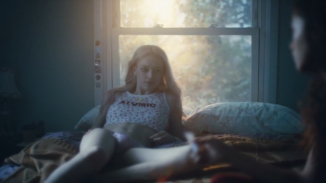 Alexa Demie sexy, Hunter Schafer sexy - Euphoria s01e02 (2019)