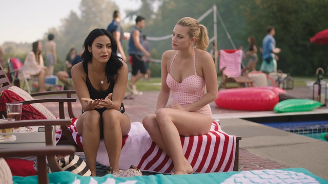 Camila Mendes sexy, Brit Morgan sexy, Madelaine Petsch sexy - Riverdale s03e01 (2018)