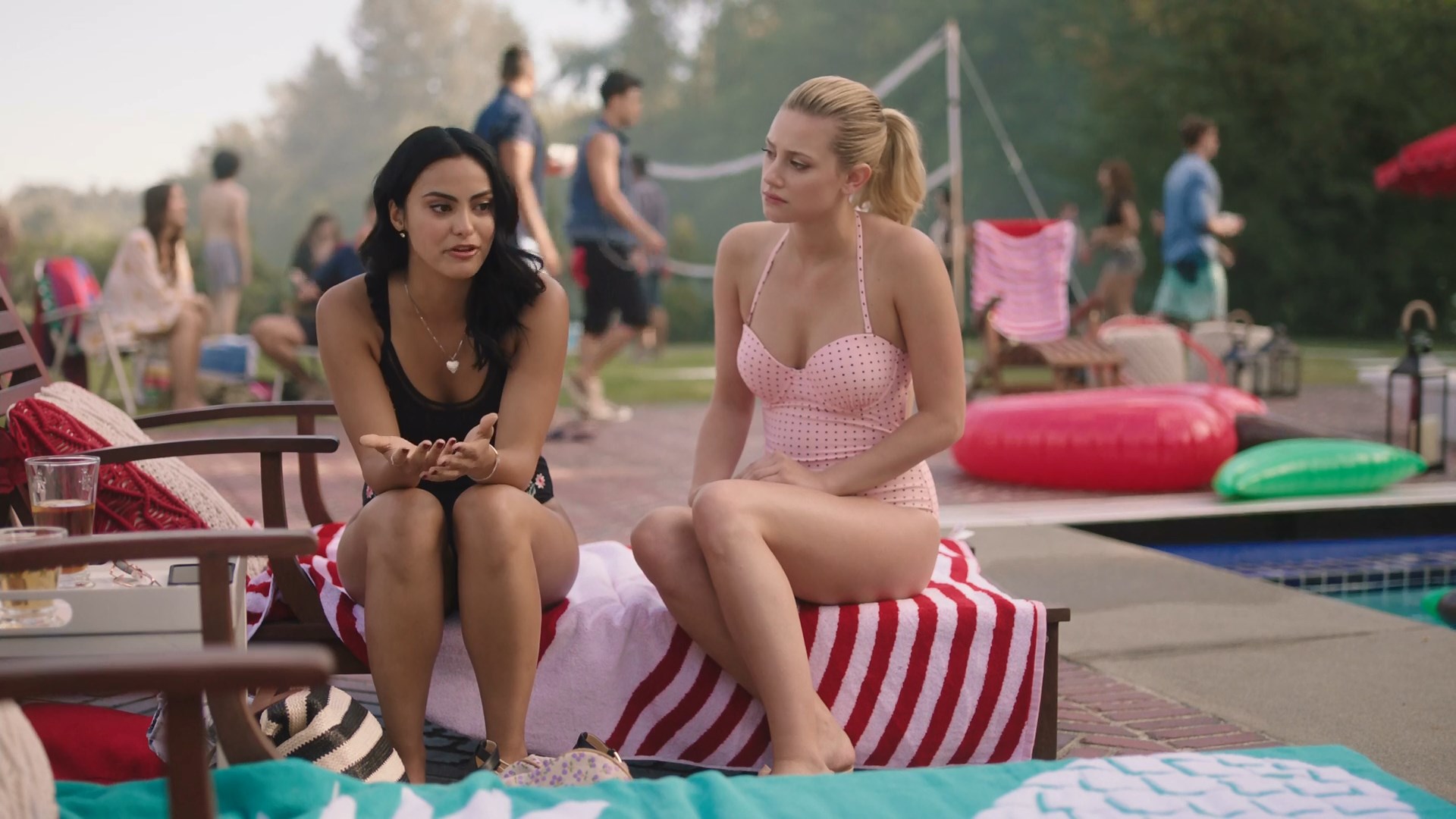 Camila Mendes sexy, Brit Morgan sexy, Madelaine Petsch sexy - Riverdale s03e01 (2018)