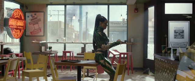 Elizabeth Banks sexy, Naomi Scott sexy - Power Rangers (2017)