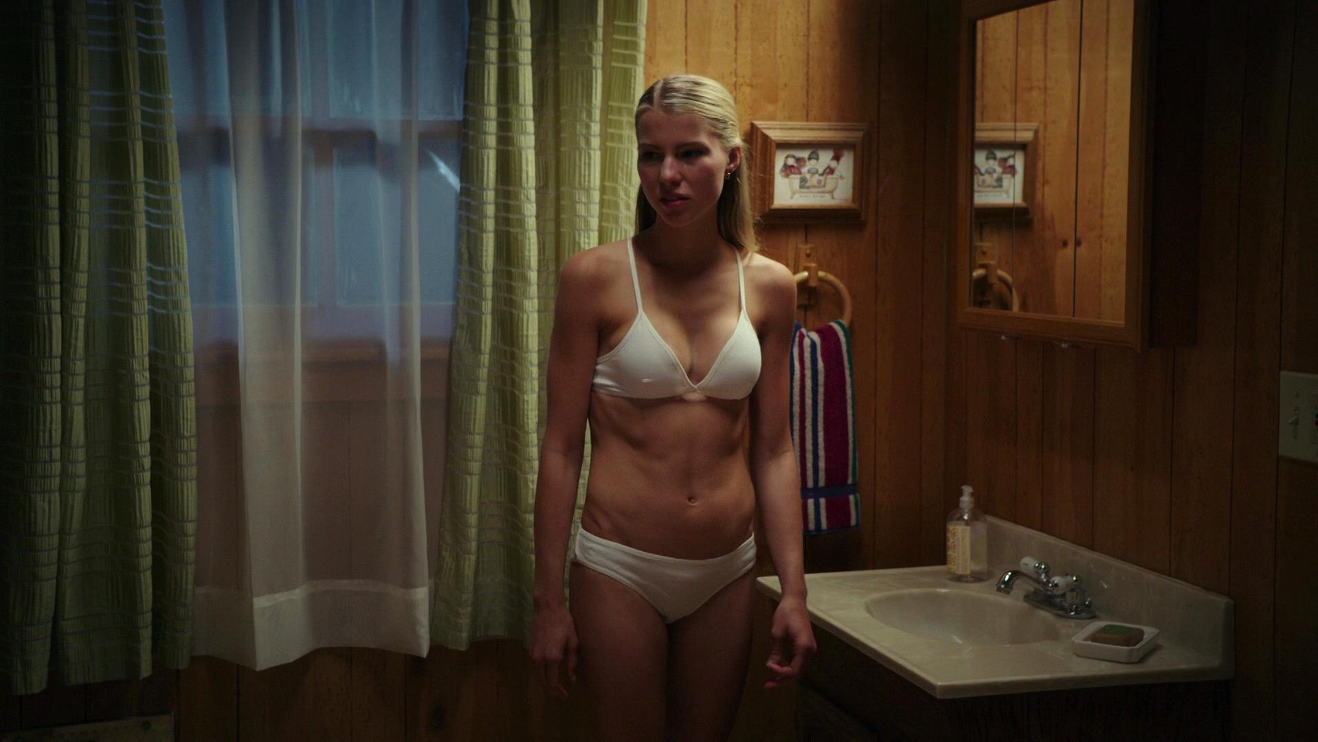 Lexi Atkins sexy - Zombeavers (2014)