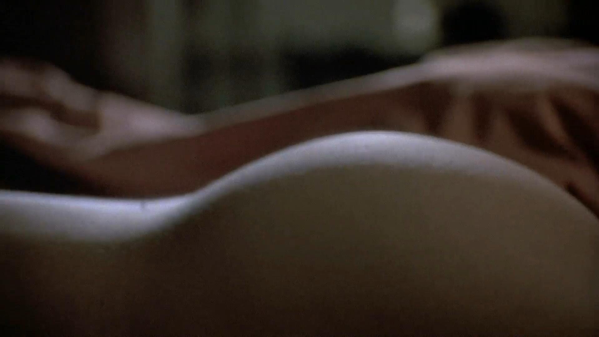 Linda Fiorentino nude - The Last Seduction (1994)