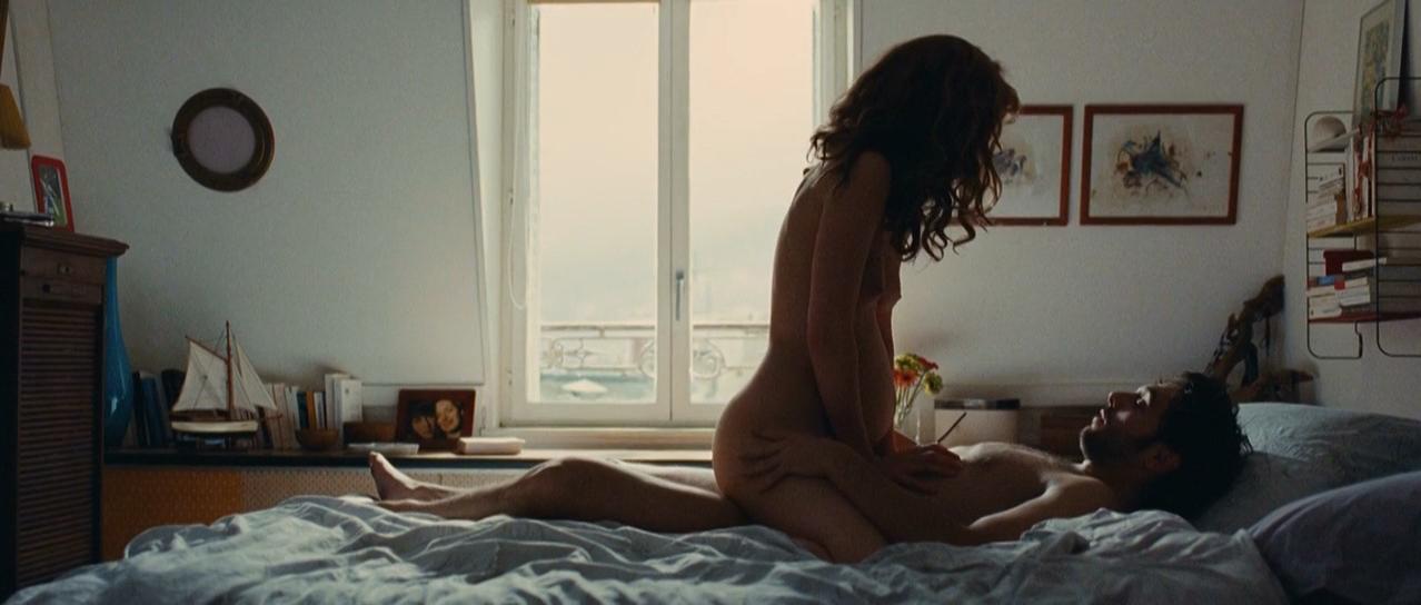 Louise Bourgoin nude - Un heureux evenement (2011)