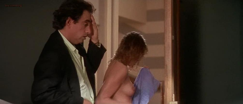 Emmanuelle Beart nude - A gauche en sortant de l’ascenseur (1988)