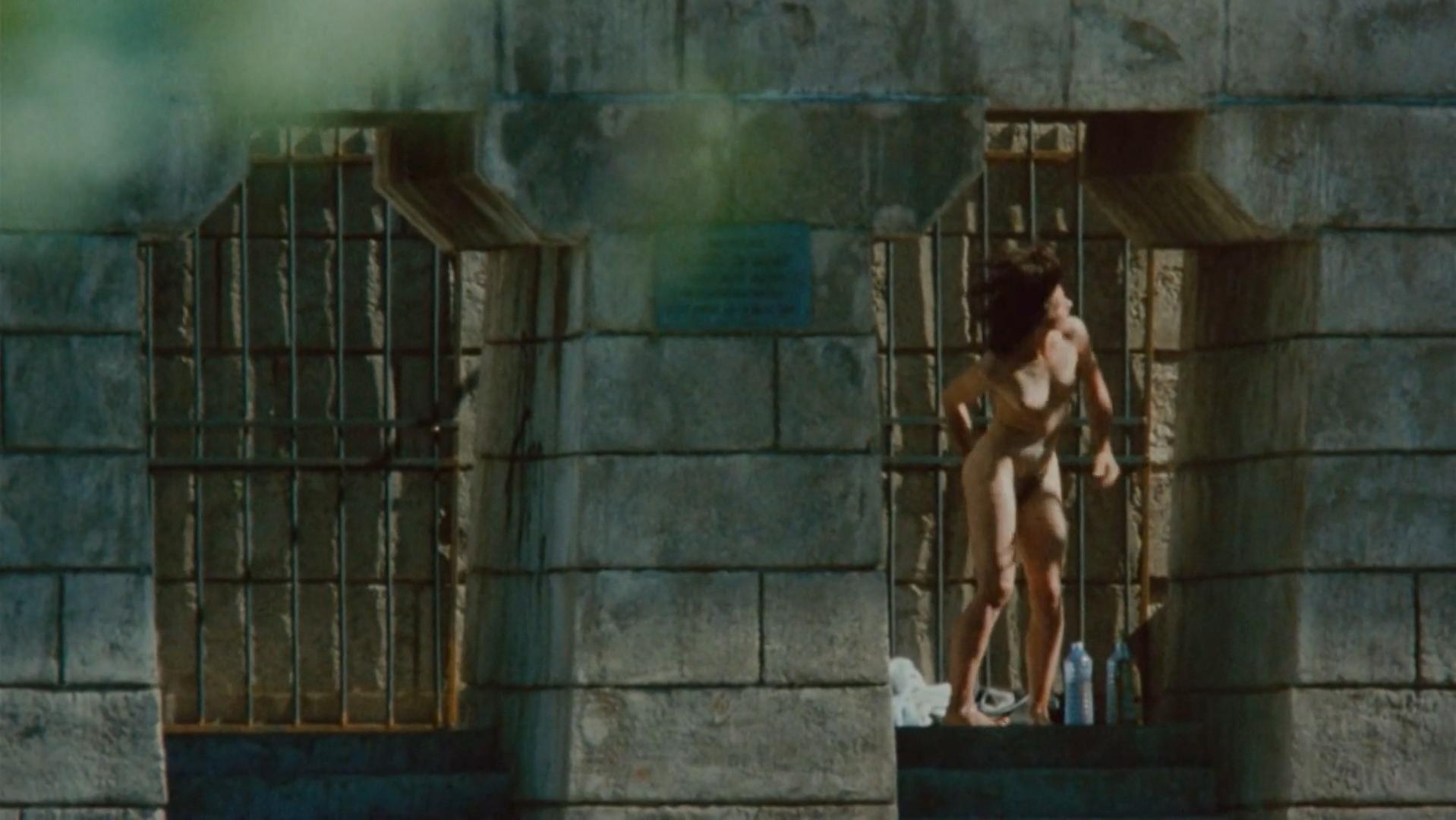 Juliette Binoche nude - Les amants du Pont-Neuf (1991)
